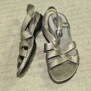 Clarks Artisan Women's Size 8M Pewter Leather Strappy Slingback Flat Sandals